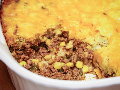 In Texas we love tamales. Texas Tamale Pie is a spin on beef tamales. || Yellow Rose Life ||